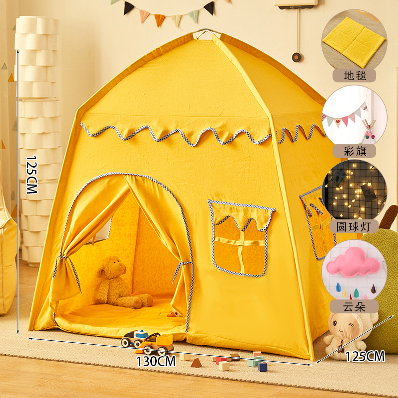 Castillo amarillo + alfombra + banderas de colores + luces de estrellas + nubes