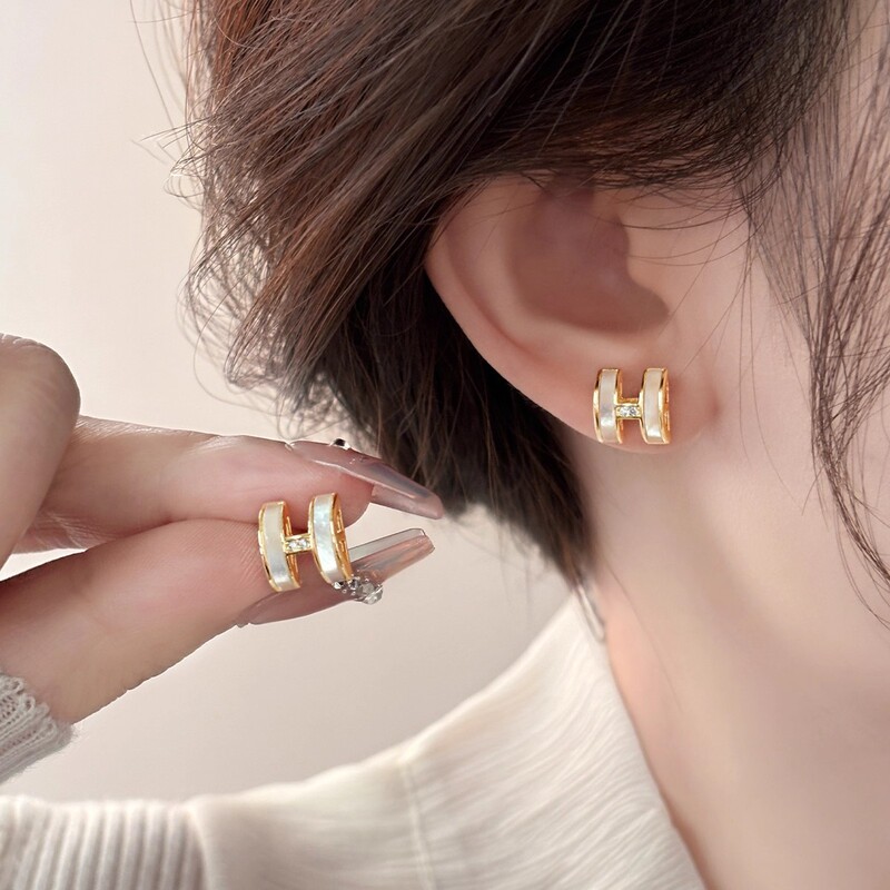 S925 Silver Needle Korean and Japanese Light Luxury Letter H Stud Earrings Trendy Fashion Simple Versatile Design Earrings Accessories