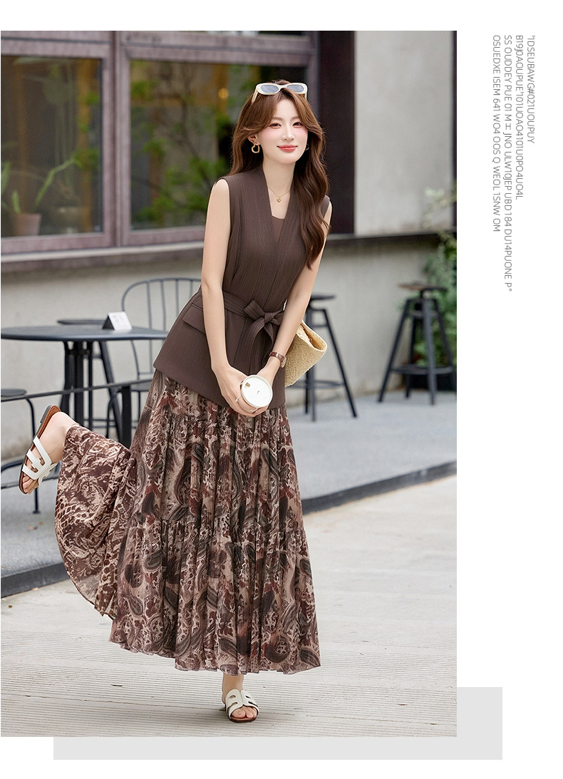 Bộ váy hai mảnh gồm áo vest không tay cổ V và chân váy midi họa tiết hoa, phong cách kỳ nghỉ — màu trắng, màu kaki, màu cà phê chi tiết 24