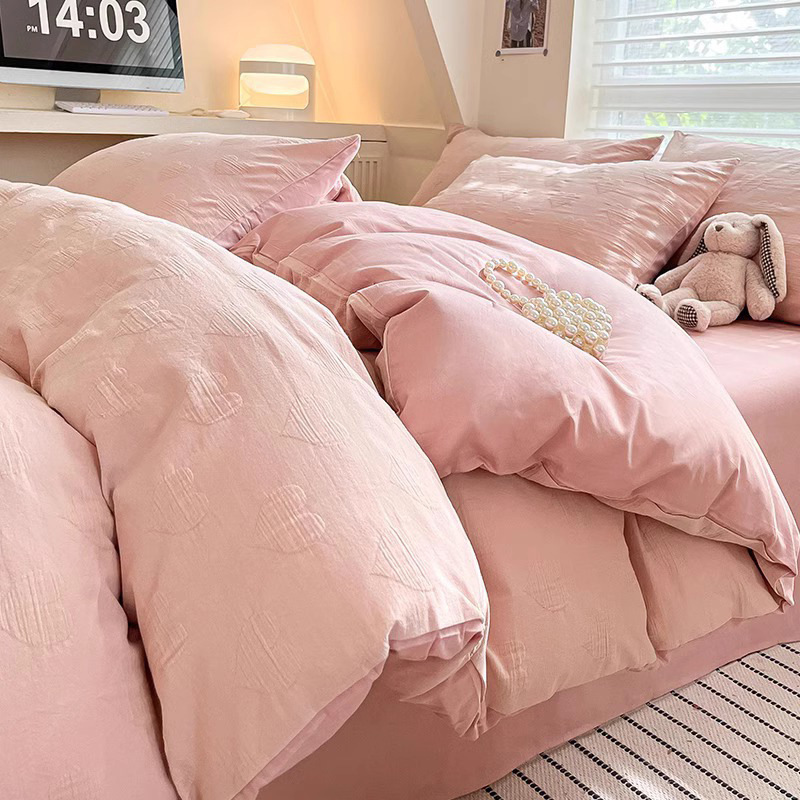 Un juego de cuatro piezas de algodón lavado de algodón de clase 100 hilo de tres capas de algodón puro sábana de lujo simple y ligera cubierta de edredón ropa de cama
