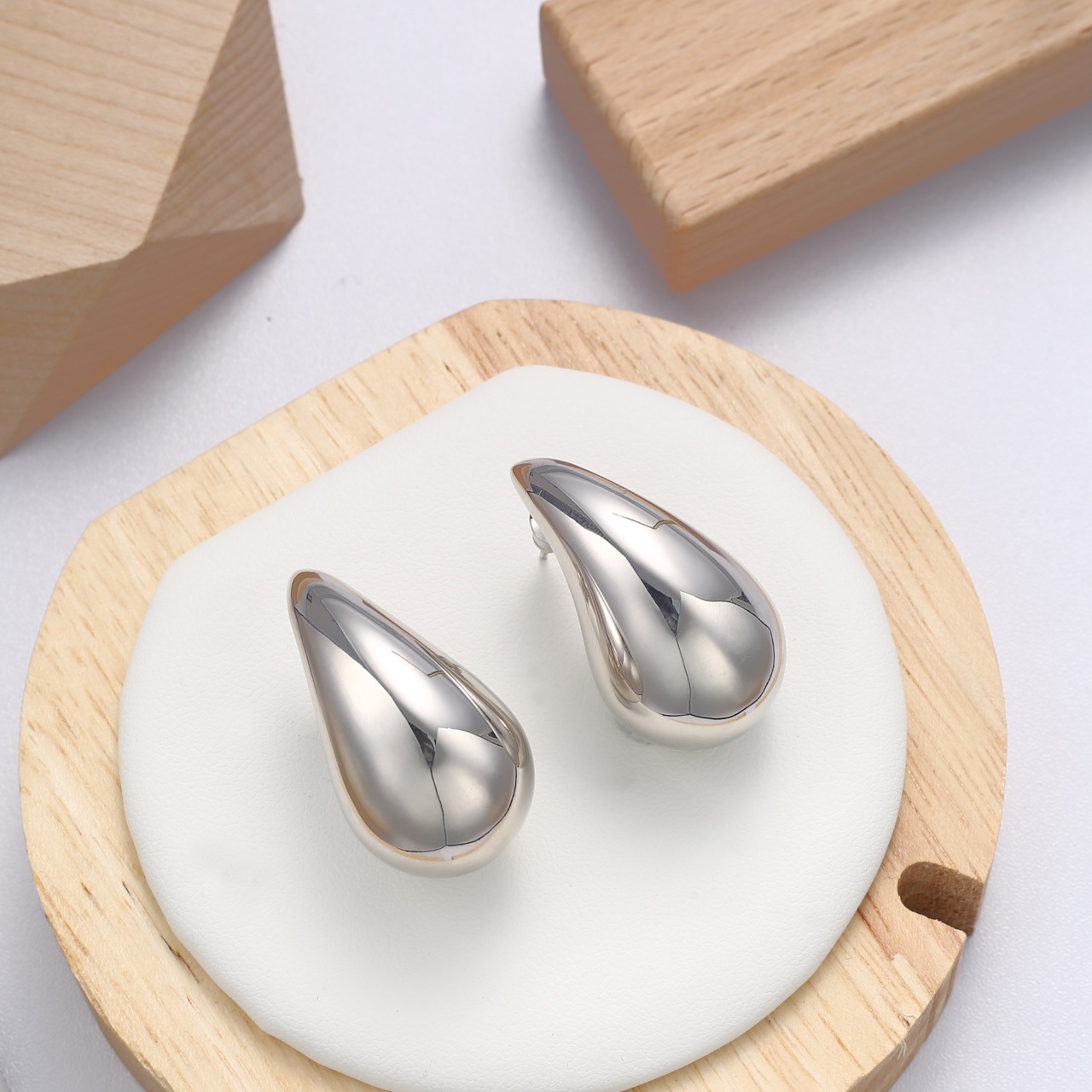 Unisex Water Drop Earrings Niche Design High End Luxury Fashion Boutique Earrings_ipsvogv.com