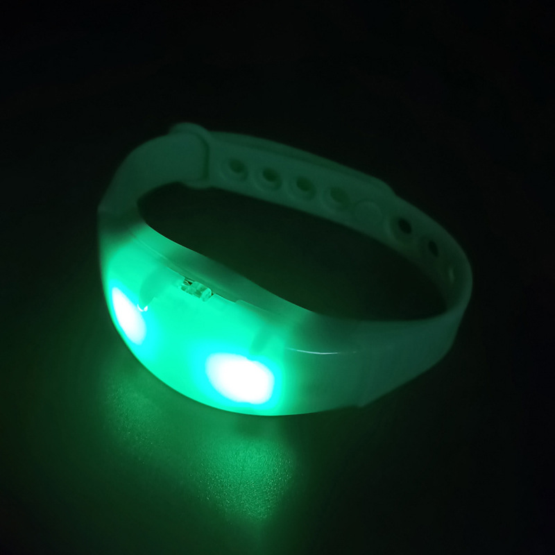 Adjustable silicone bracelet