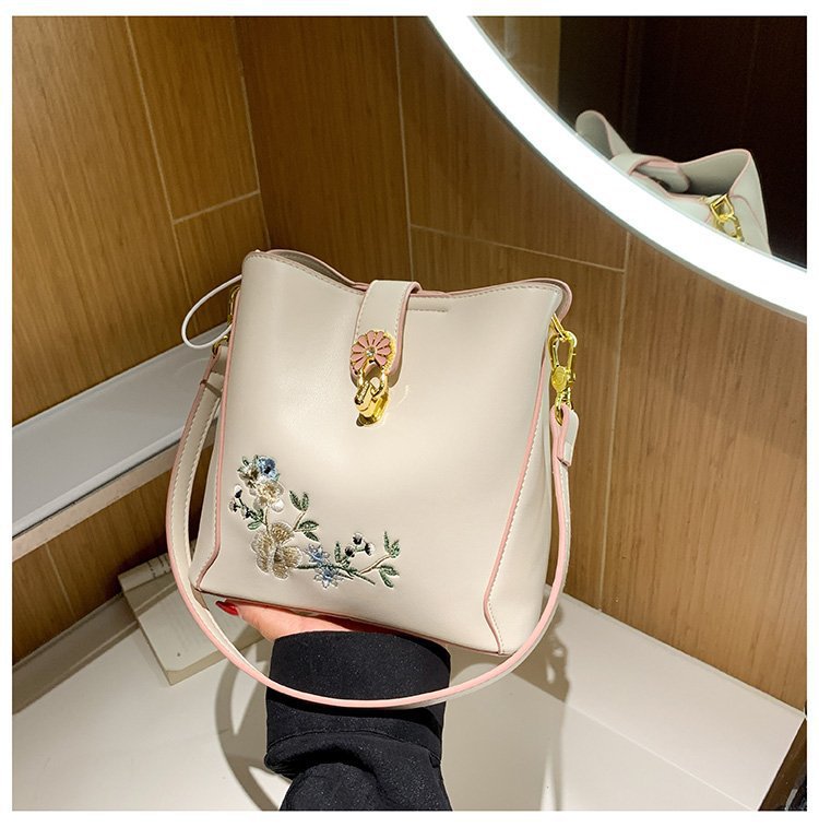 Guofeng bolsa de hombro para mujeres de gran capacidad bolsa de cubo de agua China bordado de color contrastante ocio viaje de otoño nueva bolsa para mujeres