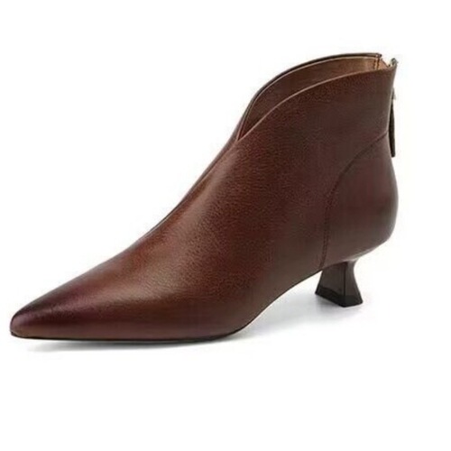 2025 Pointed Cat Women's Autumn/Winter Brown Chelsea Boots Retro V-Mouth Soft Leather Ankle Boots