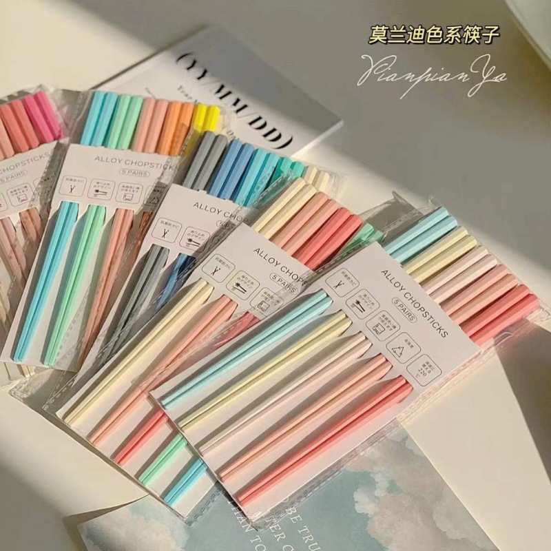 palillos una persona un pequeño libro rojo Morandi color octavo rosa corazón de la niña macarón conjunto de palillos sin pintura