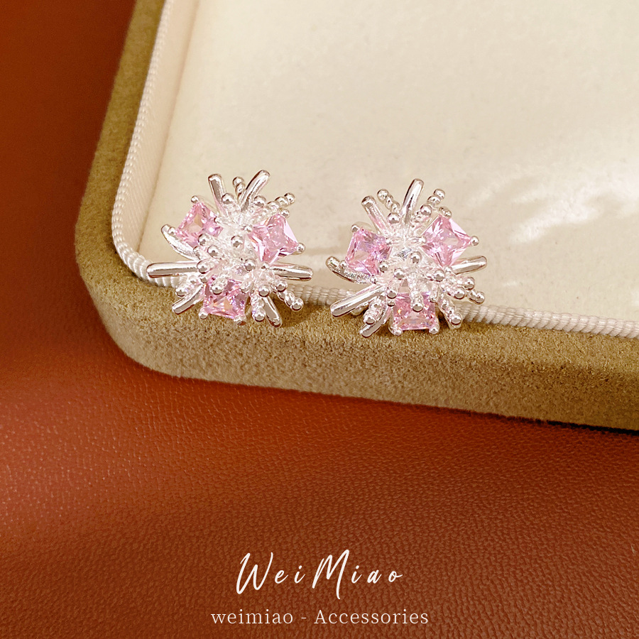 Agujas de plata, pernos de flores de piedra, personalidad simple, nicho, aretes de moda, aretes de lujo ligero, aretes de alta calidad al por mayor.
