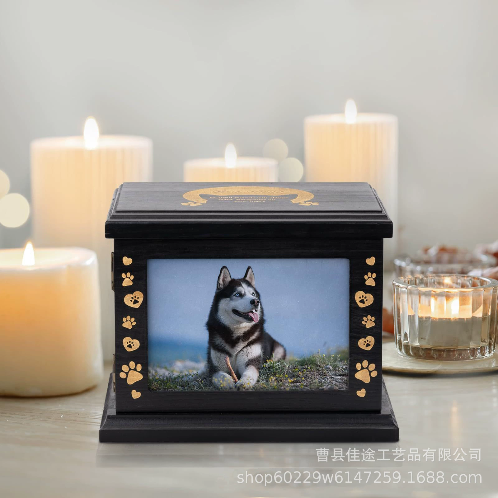 Деревянная урна для домашних животных через границу может содержать фотографии, памятную урну для кошек и собак, гроб, ящик для хранения праха домашних животных.