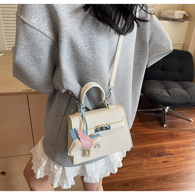 The Korean version of the hand-held small square bag for women in 2025, a new single-shoulder bag with a niche design, simple and versatile, trendy crossbody Kelly bag undefined