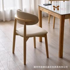 北欧の木の食事椅子の家庭用のシンプルで現代的な椅子の背もたれのコーヒーレストランのホテルのレジャーの軽い腰掛けの羊の角の椅子