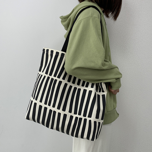 Design capacious one-shoulder bag