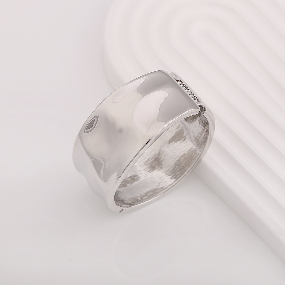 Cross-border manufacturers supplying wholesale personalized concave and convex metal-textured alloy open cuff bracelets in cold style directly to Europe and America.