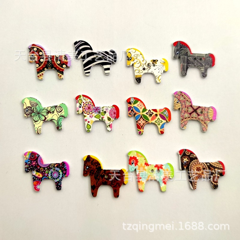 Fondo blanco/color natural forma de pintura pony botón de madera dibujos animados lindo botón pony pintado 50 pc/paquete
