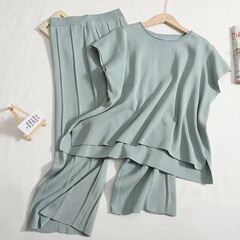 夏の新商品の純色のノースリーブのベストのニットの大きい足の9分のズボンのスーツの薄いタイプの氷の糸の2セットの女性の潮