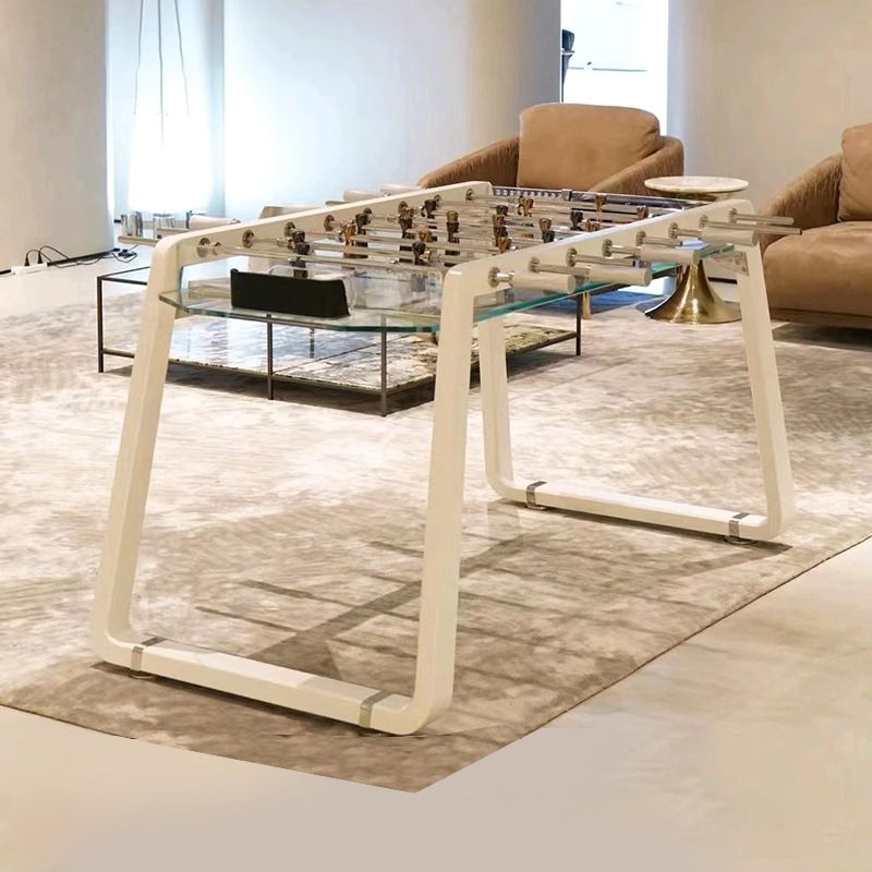 Fútbol de mesa de lujo ligero italiano, máquina de fútbol de cristal de cristal de lujo, muebles de entretenimiento para clubes interiores modernos y sencillos