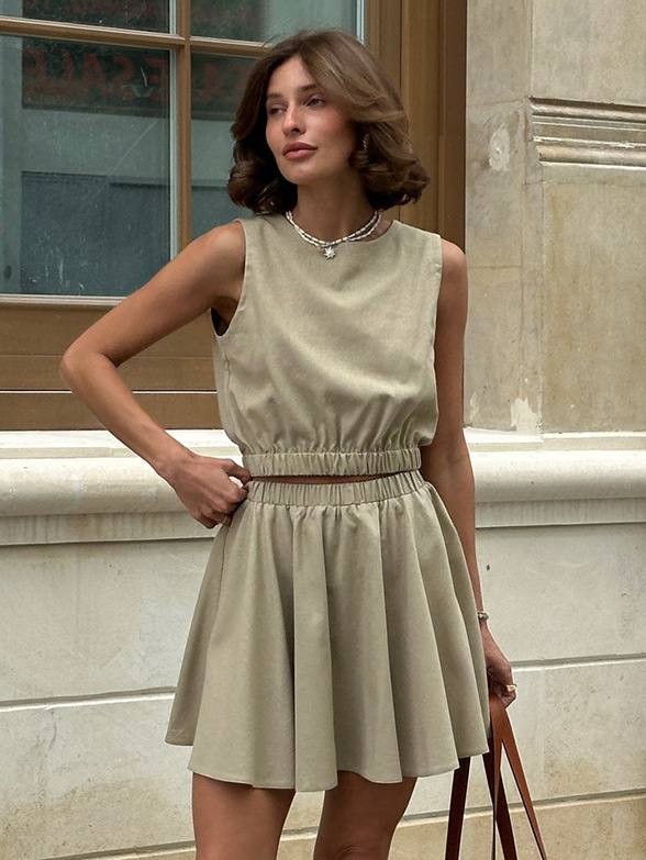 vest with a round collar