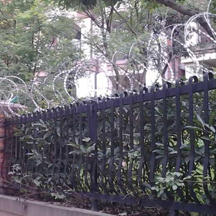 重庆筛网供应蛇腹形刀刺网刀片刺绳 刀片刺线刀片防护刺网防爬刺