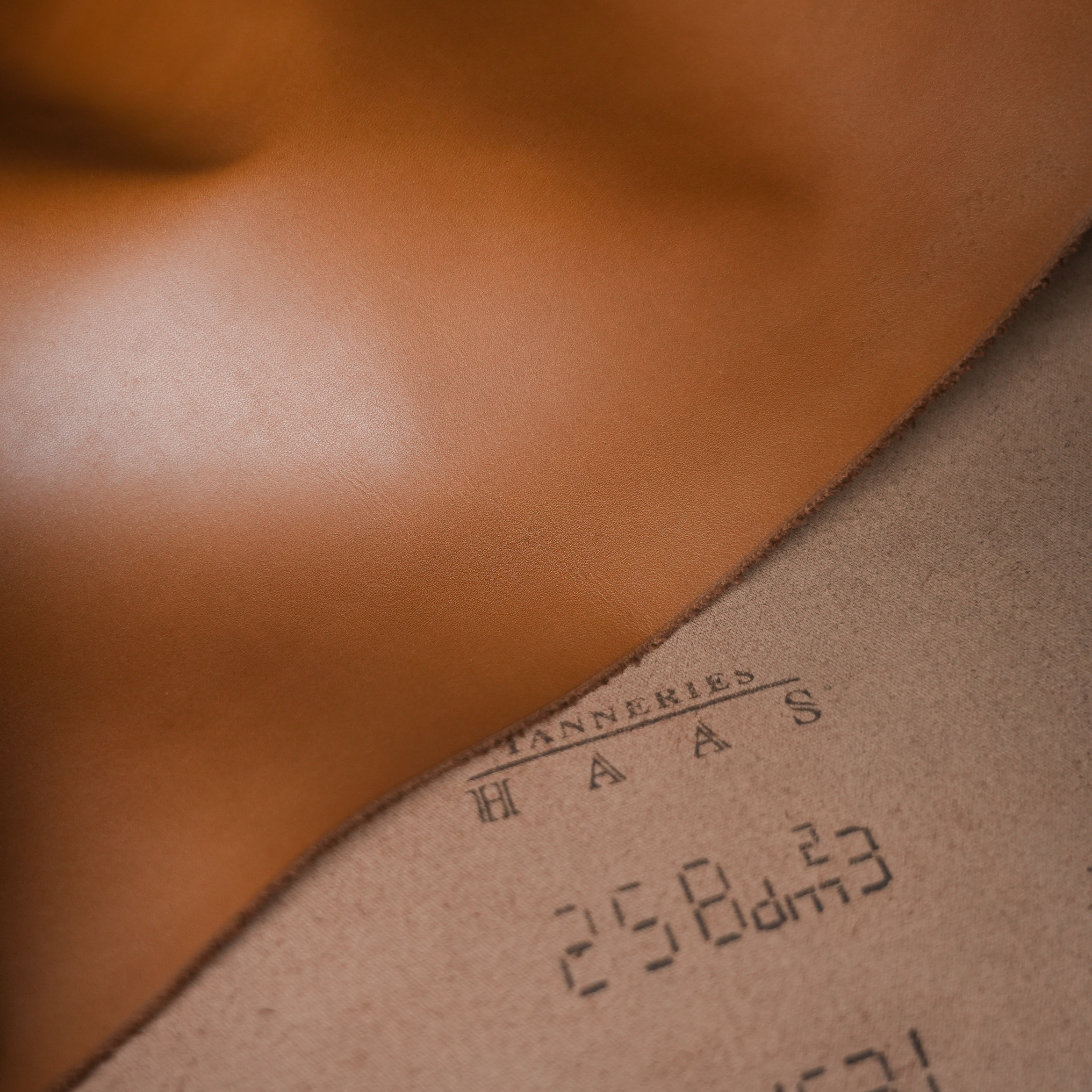 法国HAAS进口金棕色蜡感小牛皮1.5mm巴哈尼亚工艺手工马鞍皮料