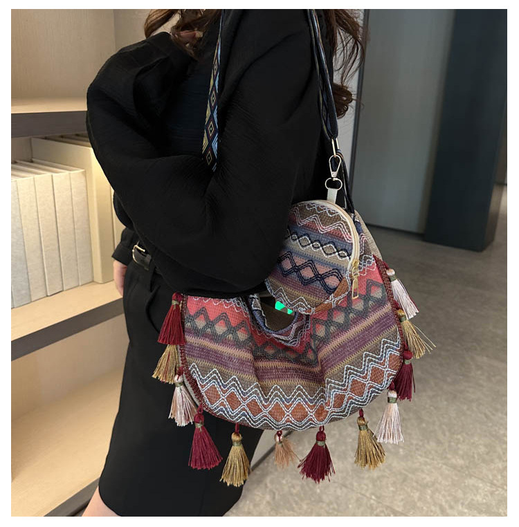 Women's Medium Special Material Geometric Ethnic Style Streetwear Tassel Dumpling Shape Zipper Tote Bag display picture 11