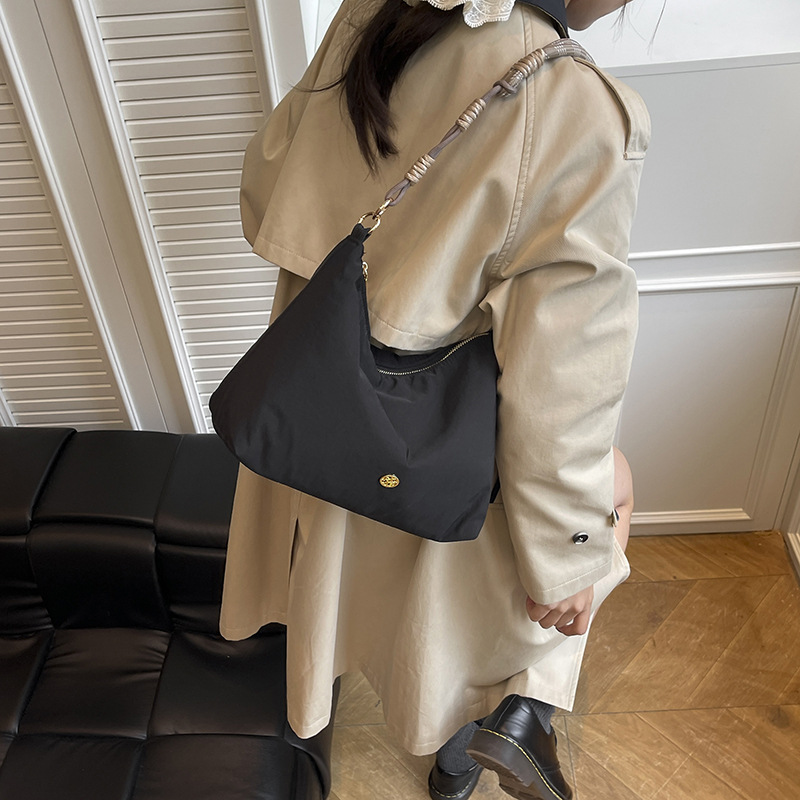 2026 Luxury Niche Design Pleated Casual Bag For Women, Trendy Single Shoulder Crossbody Cloud Bag Wholesale - Thumbnail 4