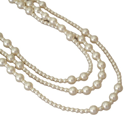 Chic Korean-style winter fashion multi-layered necklace with irregularly spaced large pearls, sweater chain.