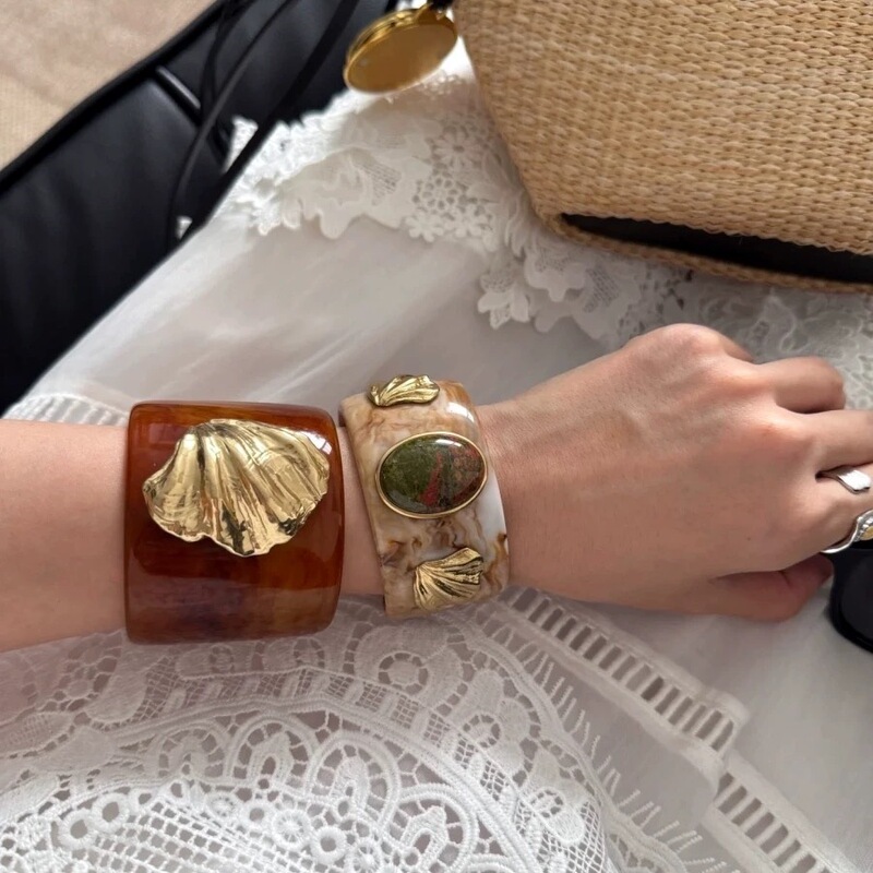 Blogger's Same Style Shell Flower Green Stone Resin Bracelet for Women in Autumn and Winter, Fashionable and High-End Natural Amber Bracelet