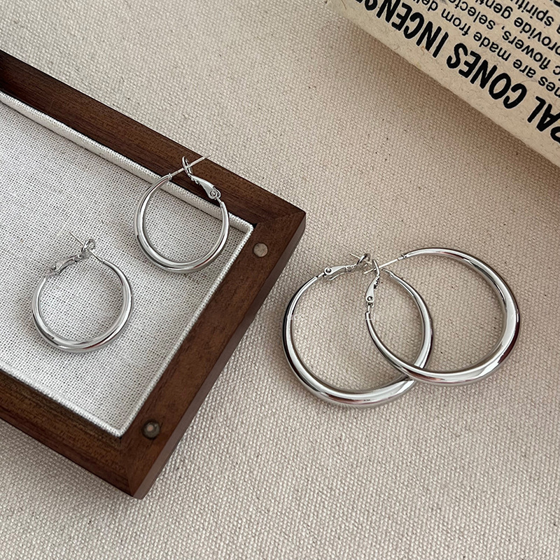 Silver Plain Large Hoop Earrings for Women, Niche High-End Luxury Versatile Statement Earrings, Autumn and Winter Accessories