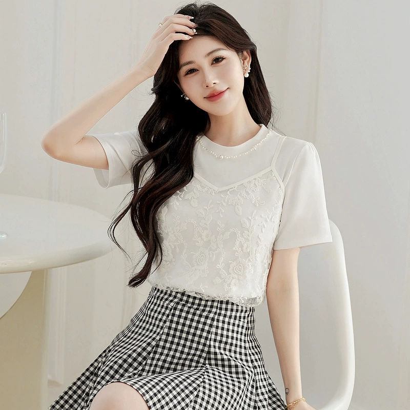 Женский летний костюм 2025 года: элегантный, молодежный, простой топ с короткими рукавами и кружевными подвязками.