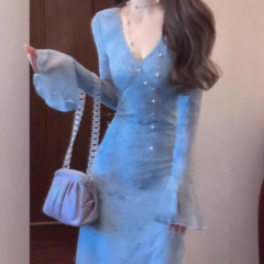 優しい風の気質の青い染めのワンピースの婦人服の2025春の新型の美しいvネックのお姉さんは腰の長いスカートを収めます。