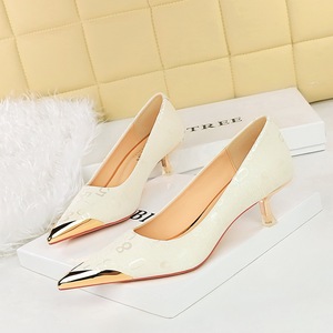 237-28 European and American style banquet with shallow metal pointed toe graffiti pattern for trimming feet and slimmin