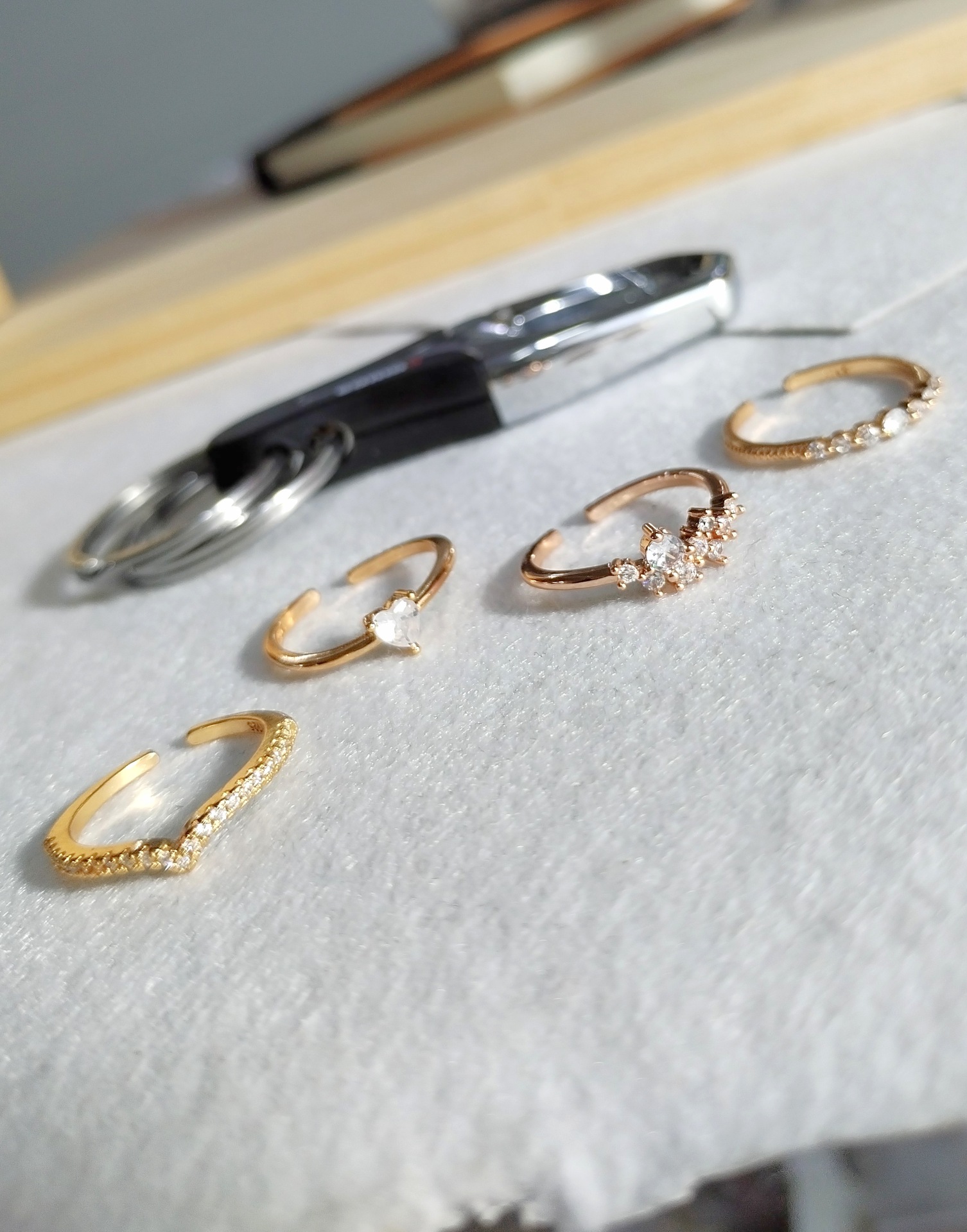 Exquisite V-shaped Zirconia Diamond Ring For Index Finger_voghion.com