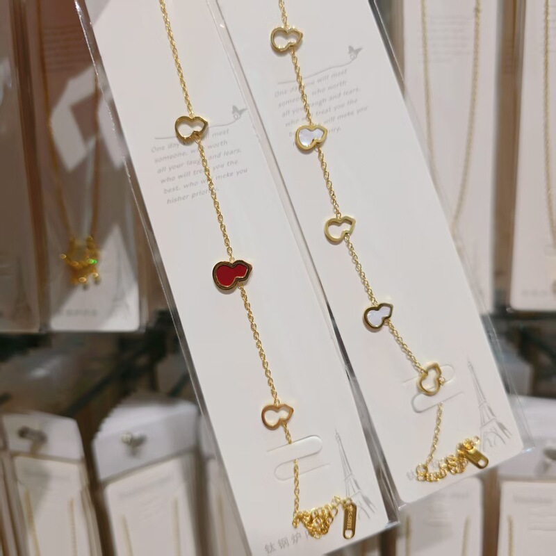 You Can Wear It in the Bath Without Fading. New Style Cut Out Gourd Bracelet for Girls. High-End and Elegant Titanium Steel Bracelet. Big-Name Jewelry