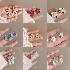 女性用の小さな新鮮な花のイヤークリップ、優しい気質、ピアスのない蚊よけのイヤークリップ、軽い高級感と高級感のあるアイリスのイヤリング