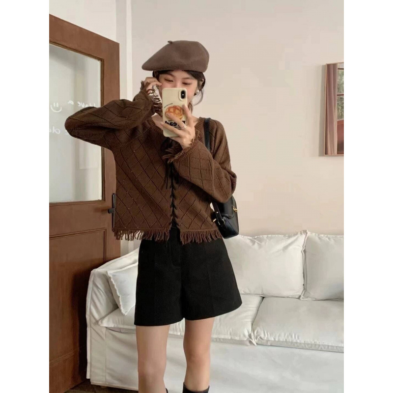 Cardigan de punto roscado con bordas huecas para mujeres 2025 diseño de otoño francés de nicho corta correa chaqueta suéter corto