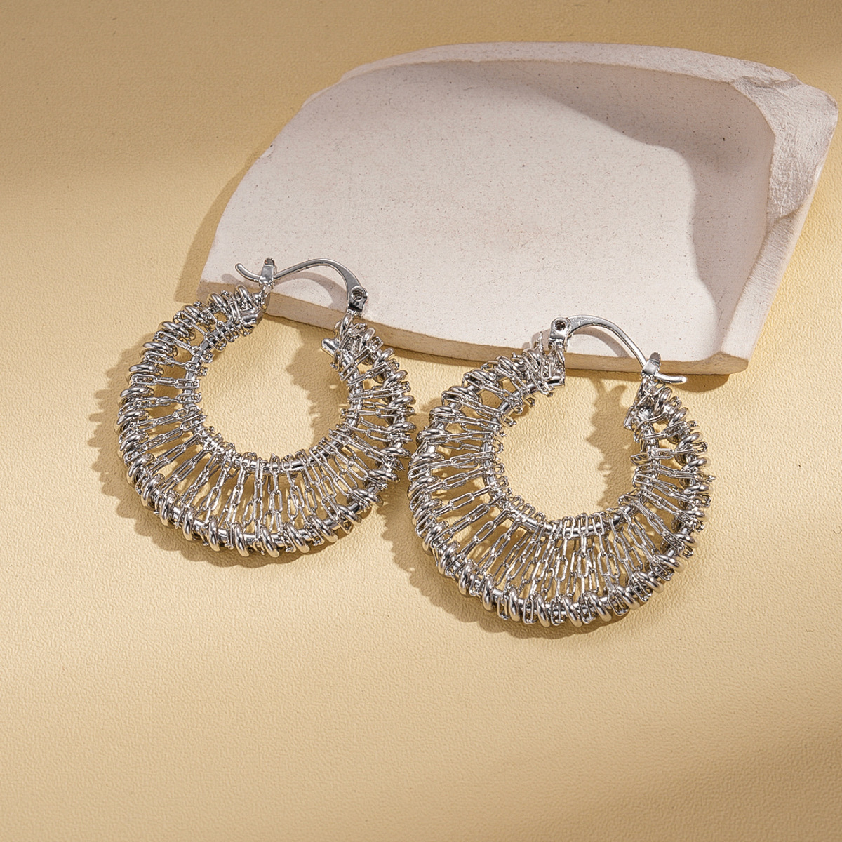 18k oro galvanizado metal europeo y americano hueco redondo trenzado perfiles retro transfronterizos de alta calidad nicho pendientes