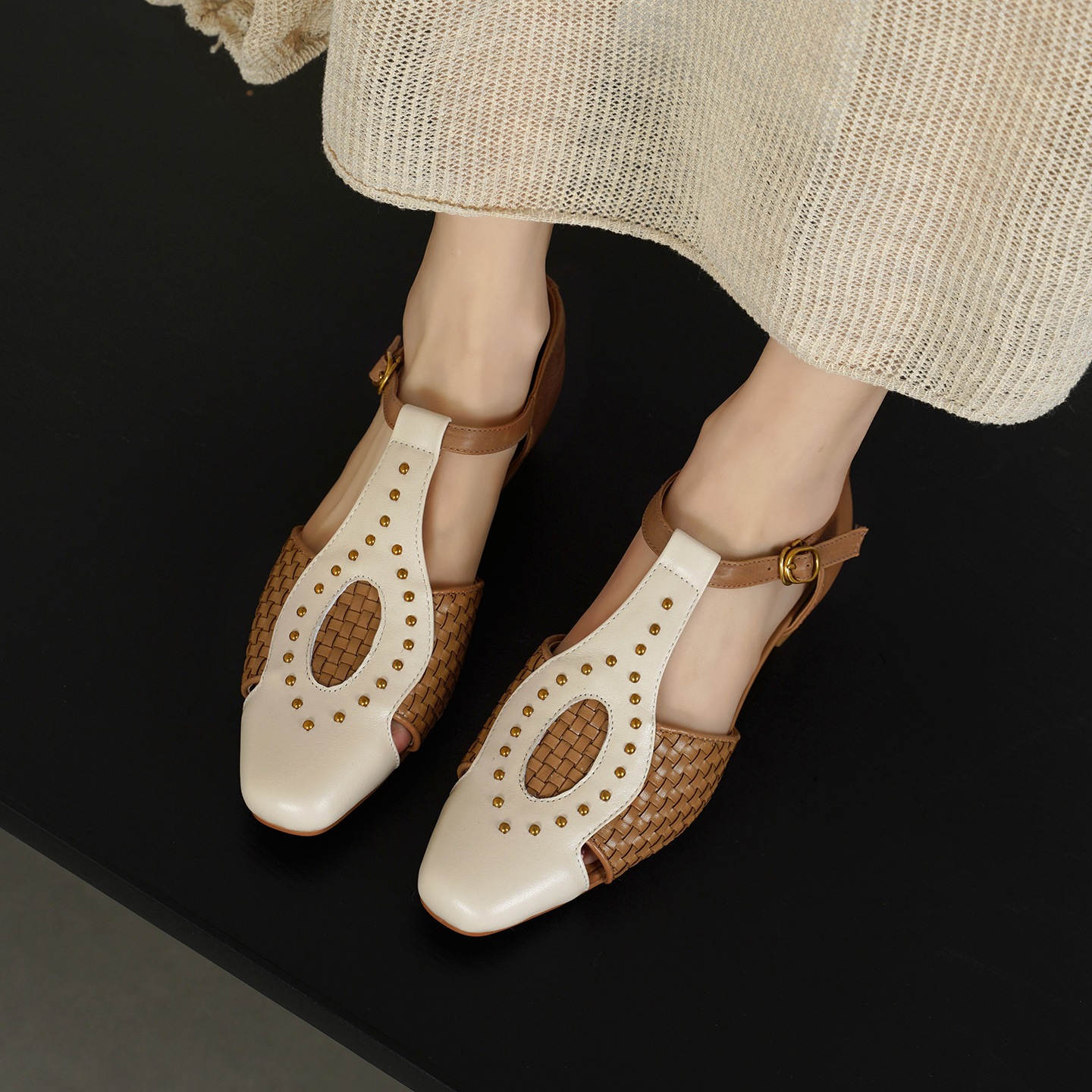 Sandal nữ mũi nhọn gót thấp da bò đinh tán phong cách La Mã — đen