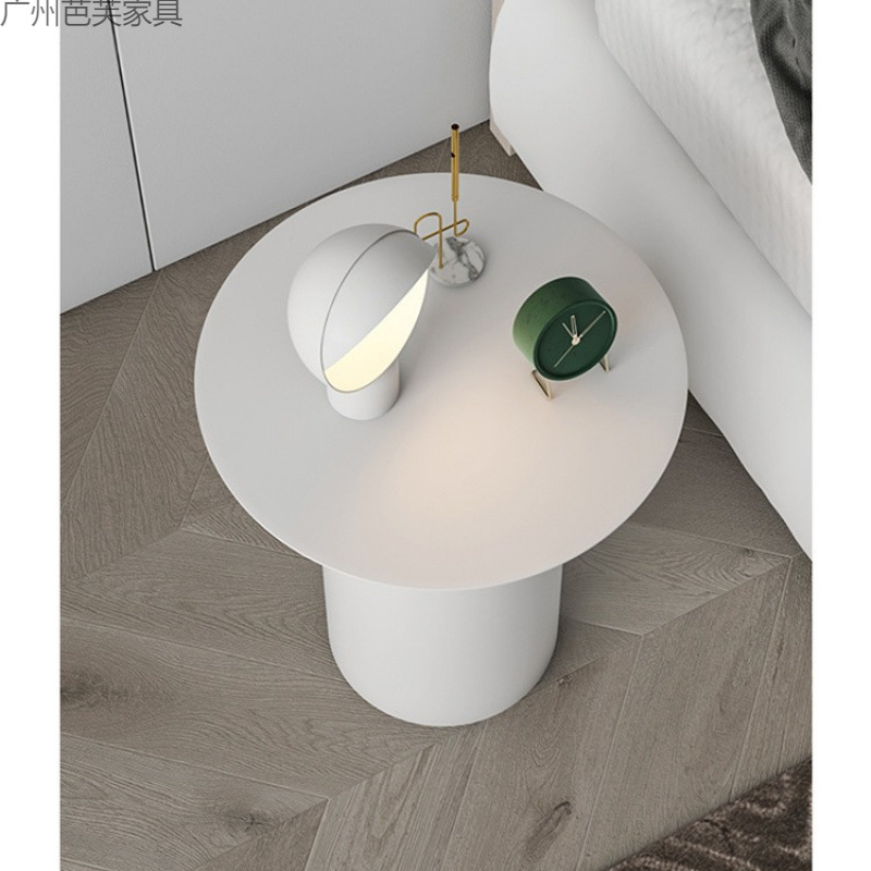 Sofá de estilo nórdico de lujo ligero con varios sofá de esquina de la sala de estar con varios estantes de cabecera de hierro forjado mesa redonda simple mesa de té