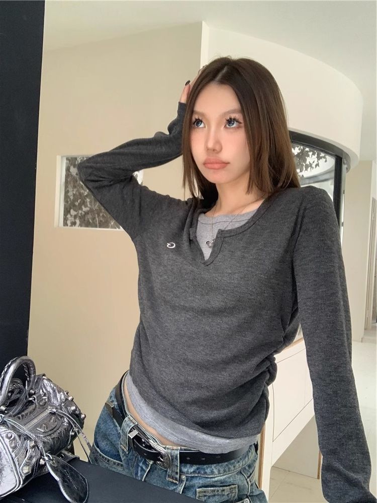 2024長袖tシャツ女性春と秋の薄い金の修身偽の2つの底のシャツの丸首の上着の韓国版の婦人服のファッション