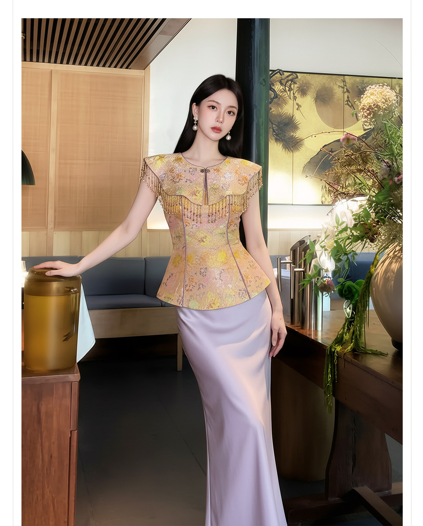 Bộ áo khoác gile và chân váy xếp ly phong cách Tân Trung Hoa, tay áo đính hạt và tua rua — bộ đồ, Màu tím nửa váy, Áo khoác vàng chi tiết 5