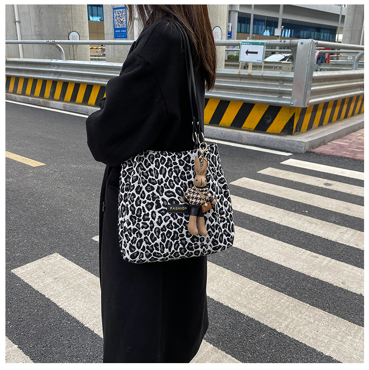 Leopard Print Fashion Pendant Large Capacity Autumn And Winter Tote Bag display picture 8