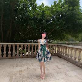 法式印花v领无袖背心连衣裙女夏季收腰百褶裙子感显瘦a字短裙涤纶