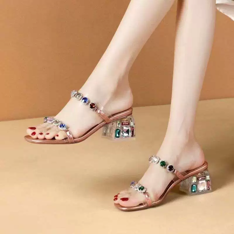 Летние тапочки для женщин, 2025 новый стиль, мягкая кожа, модные универсальные тапочки с кристаллами и стразами на толстом каблуке, трендовые