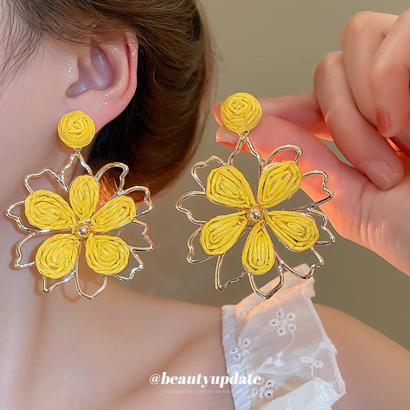 Pendientes de flor de rafia súper hada con aguja de plata Pendientes de temperamento dulce de ins Pendientes de todo fósforo de moda Sensación de clase alta de nicho