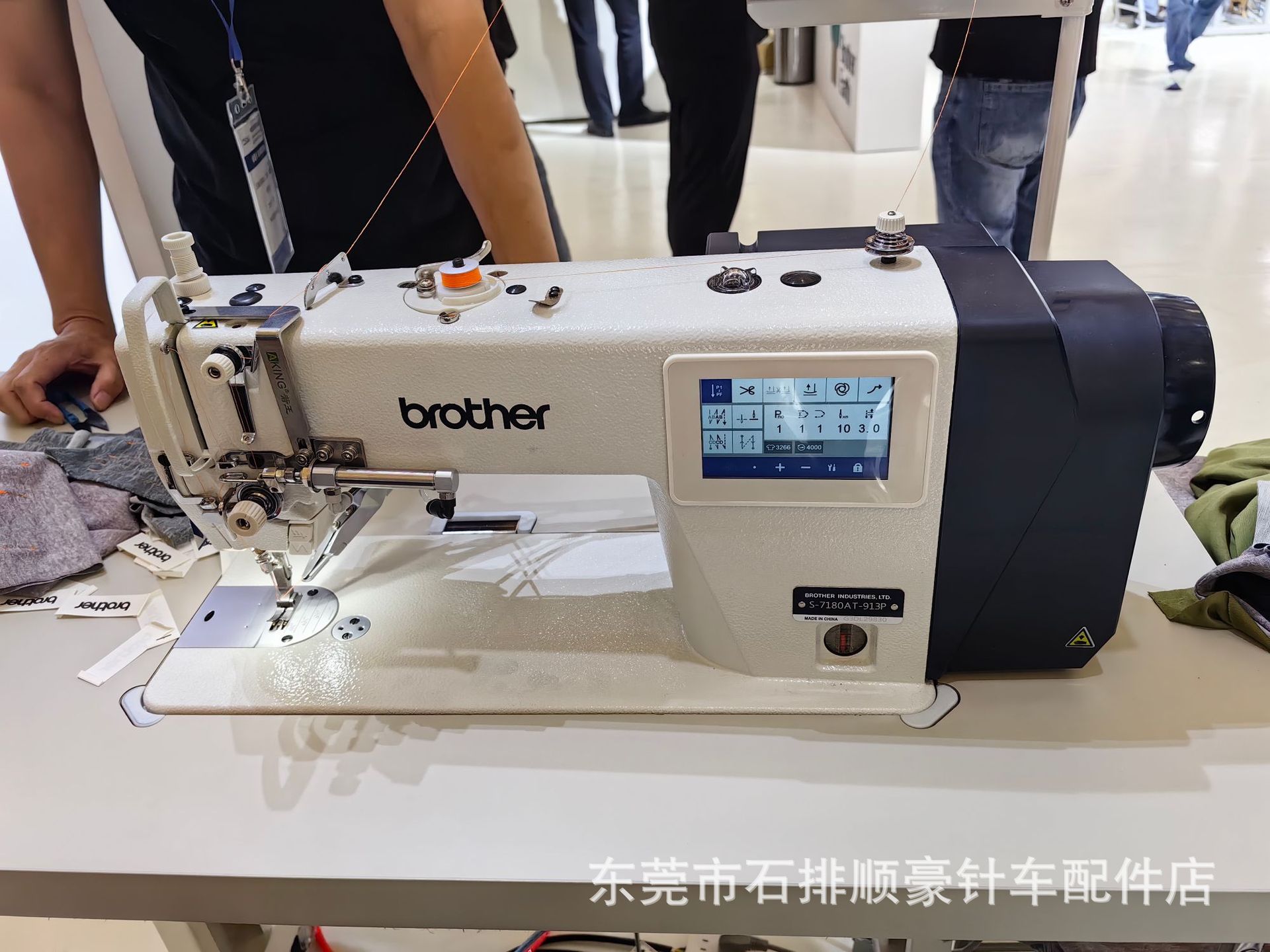 Al por mayor nuevos hermanos japoneses de alta velocidad cuatro automáticos de un solo paso computadora máquina de coser plana máquina de coser industrial fabricantes