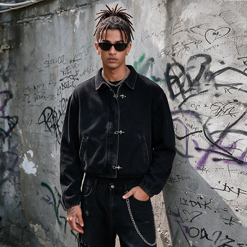 American high street style black denim short jacket for men with metal buckle design, loose fit workwear jacket, trendy streetwear in stock American high street style black denim short jacket for men with metal buckle design, loose fit workwear jacket, trendy streetwear in stock