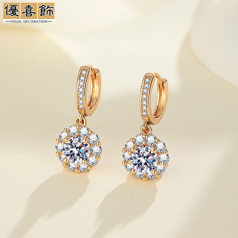 Light Luxury High-end Sense Full Diamond Plum Blossom Earrings Women's Fashionable and Fashionable Simple All-match Small Fresh and Style Imitation Moissanite Earrings