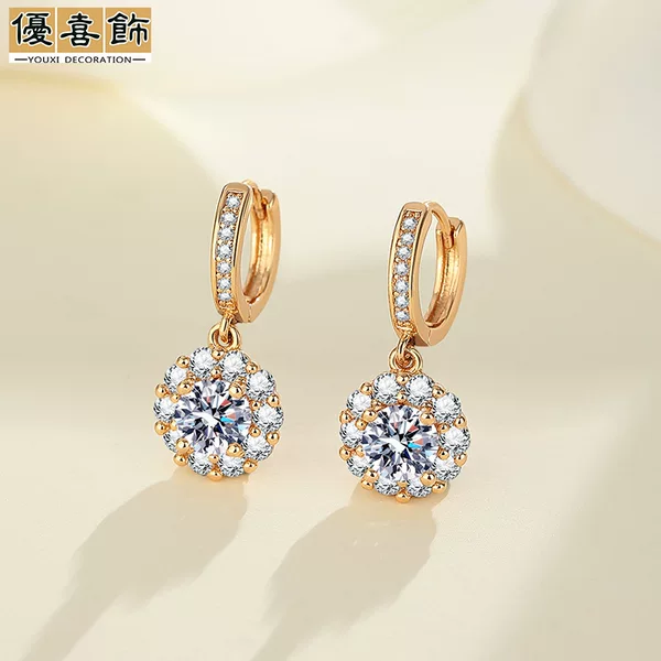 Light Luxury High-end Sense Full Diamond Plum Blossom Earrings Women's Fashionable and Fashionable Simple All-match Small Fresh and Style Imitation Moissanite Earrings