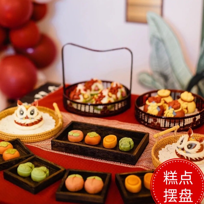 Baby's first birthday gift: steamed buns and flower-shaped braided snacks on a wooden tray, snack display for children's first birthday celebration, bamboo weaving, wholesale
