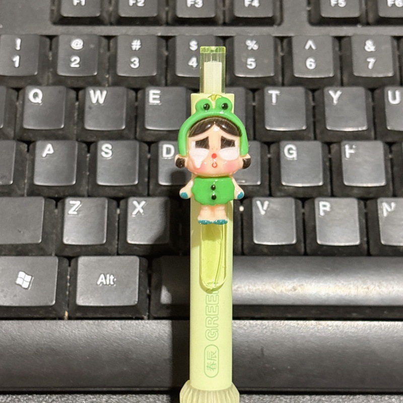 녹색 옷을 입고 울고 있는 어린 소녀