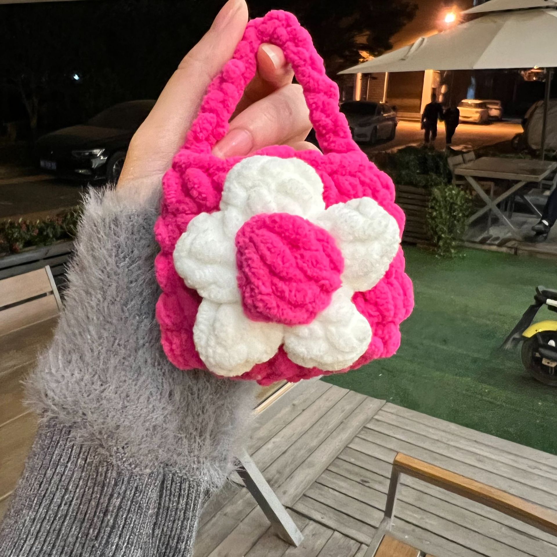 Bolso rojo Rosa + flor blanca + botón