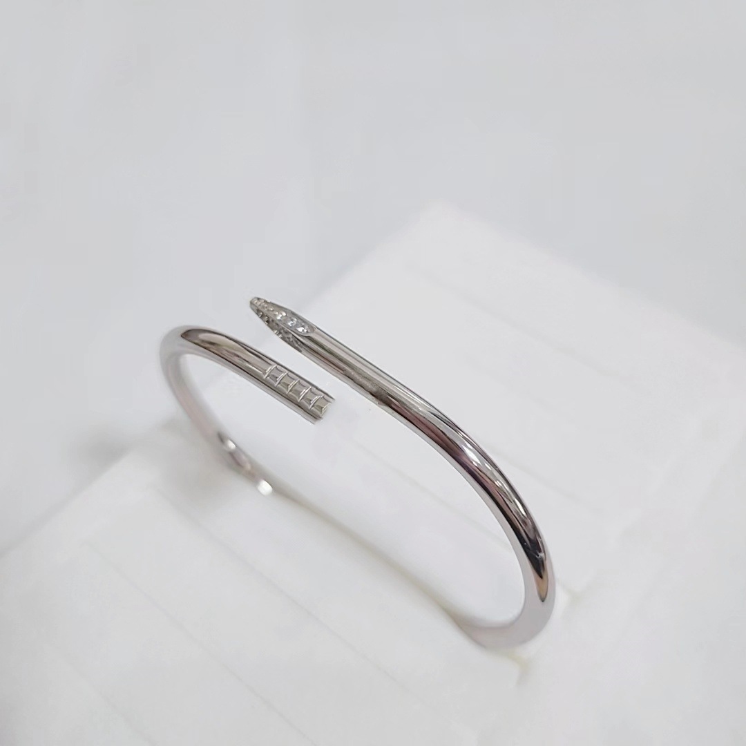 Venta caliente transfronteriza Kaga moda titanio acero clavo pulsera diamante de lujo ligero acero inoxidable todo fósforo pulsera no se desvanece